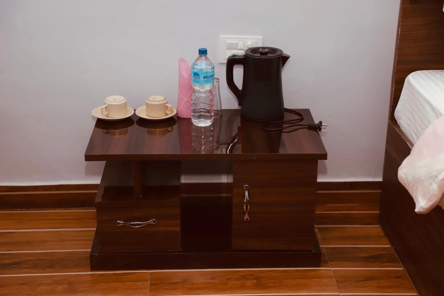 Typical Nepali Kitchen - No Pizza - No Pasta - No Problem !! Hotell Sauraha Eksteriør bilde