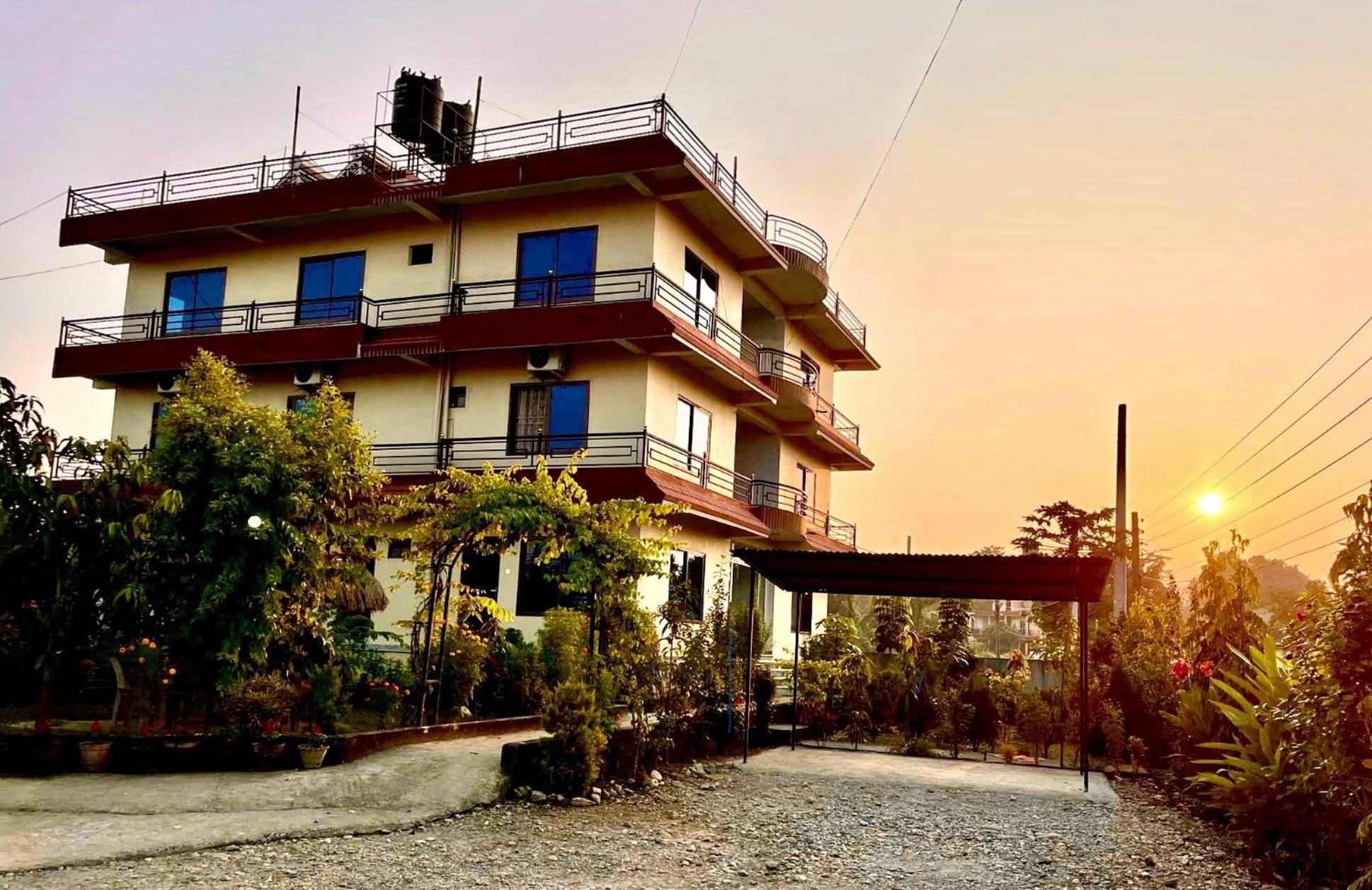 Typical Nepali Kitchen - No Pizza - No Pasta - No Problem !! Hotell Sauraha Eksteriør bilde
